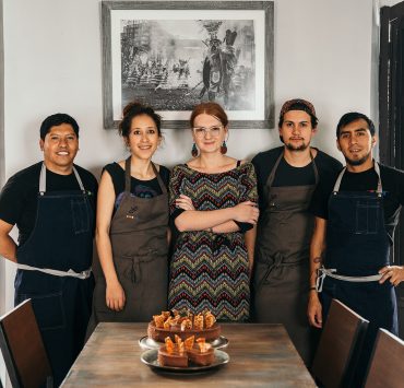 Właścicielka Cafe La Ruina i Raj z ekipą, mat. promocyjne