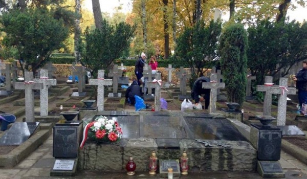 Going. | Wiosenne sprzątanie grobów - Cmentarz Powązkowski
