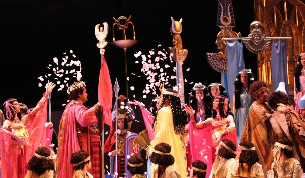Going. | Aida - Teatr Roma